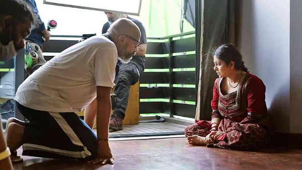 थ्रिलर फिल्मों की खास फैनडम होती है। जानना चाहूंगी कि एक निर्देशक और खासकर एक राइटर के तौर पर 'जलसा' जैसी स्क्रिप्ट पर काम करने का कैसा प्रोसेस होता है। यह कितना आसान या मुश्किल रहा?