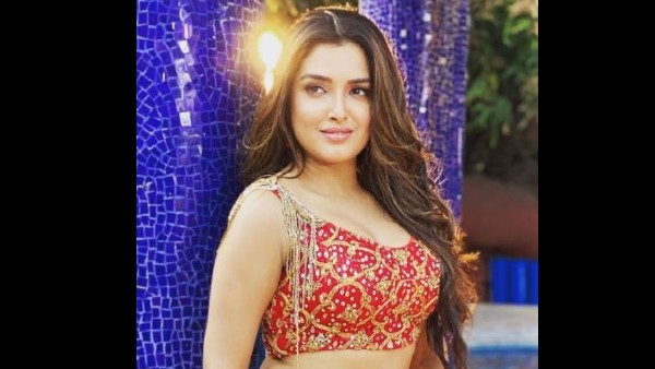 आम्रपाली दुबे का बोल्ड लुक आम्रपाली दुबे का बोल्ड लुक