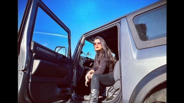 निधि झा का ग्लैमरस अंदाज