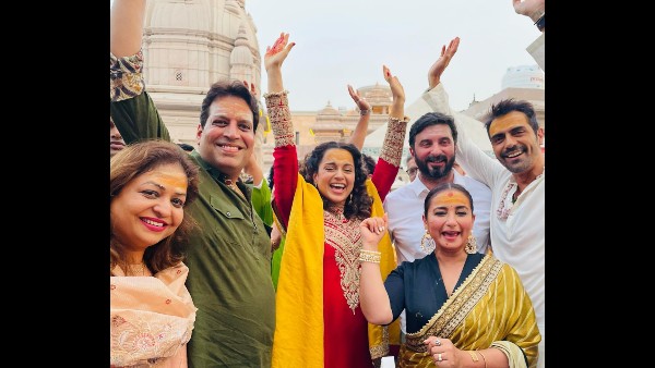 काशी विश्वनाथ मंदिर पहुंचकर कंगना रनौत