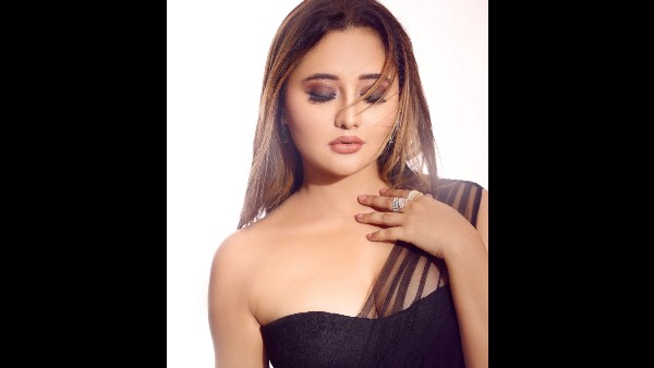 रश्मि देसाई अपने इस ब्लैक ड्रेस लुक