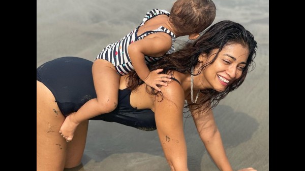 बेटी के साथ श्रिया सरन बेटी के साथ श्रिया सरन