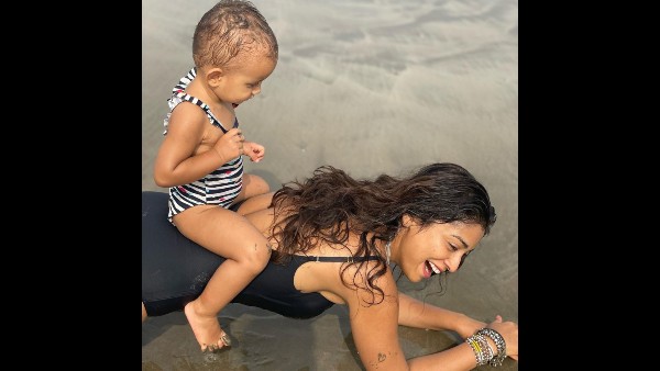 स्विमवियर पहने श्रिया स्विमवियर पहने श्रिया