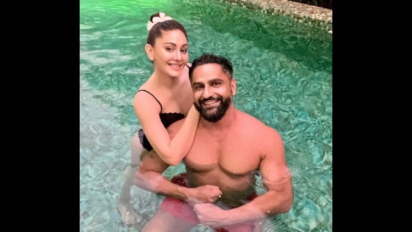 शेफाली जरीवाला का हॅाट लुक