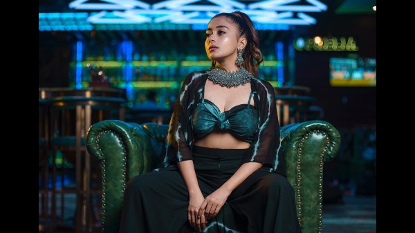 श्रग में ब्रालेट फ्लॉन्ट करते हुए श्रग में ब्रालेट फ्लॉन्ट करते हुए