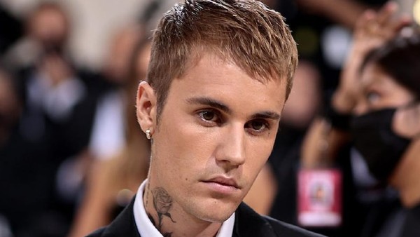 मैं अपनी आंख झपका नहीं पा रहा 