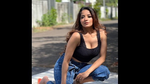 ब्लैक टॅाप और ब्लू जींस