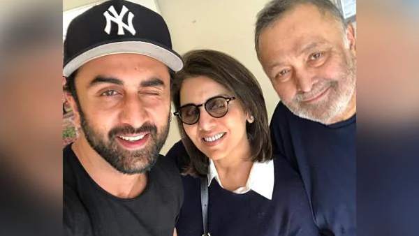 Q. बॉलीवुड में रीमेक का चलन काफी जोरों पर है। अपने पिता की कौन सी फिल्म की रीमेक करना पसंद करेंगे?