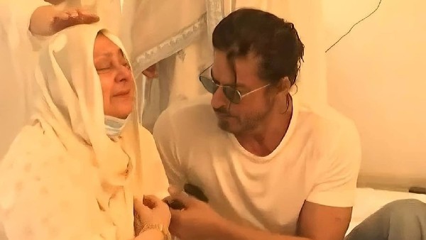 बेटा बनकर संभालते दिखे शाहरूख खान बेटा बनकर संभालते दिखे शाहरूख खान