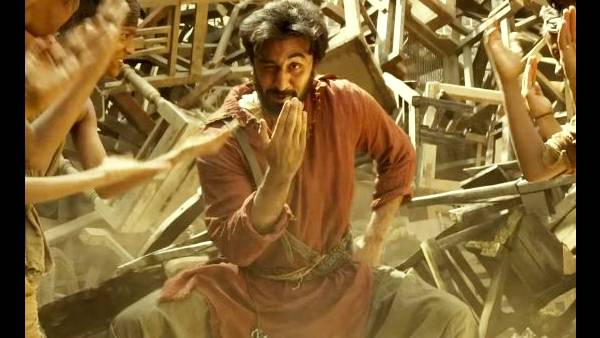 Q. शमशेरा को एक फुल मसाला फिल्म की तरह देखा जा रहा है। आज जब दर्शक वर्ल्ड सिनेमा से परिचित हो चुके हैं, ये डकैत और बदले की आग वाली कहानी दर्शकों को आकर्षित कर पाएगी?