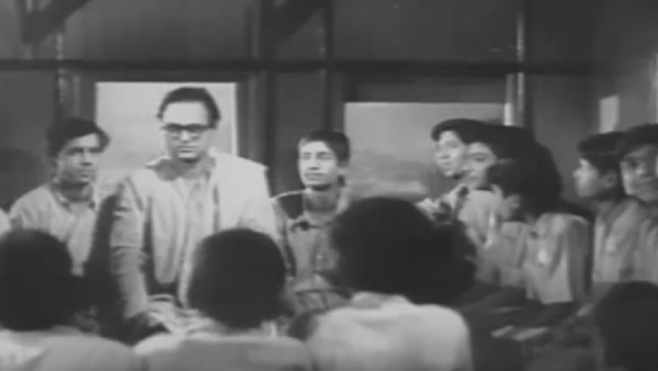 आओ बच्चों तुम्हें दिखाए