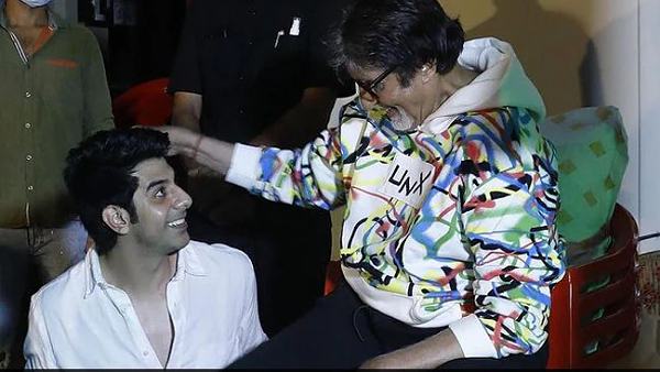 Q. 'युद्ध' की बात करें तो उसमें आपने अमिताभ बच्चन के साथ स्क्रीन शेयर किया था। और अब आप उनके साथ 'गुडबाय' भी कर रहे हैं। बिग बी के साथ अपने अनुभव को बताएं? Q. 'युद्ध' की बात करें तो उसमें आपने अमिताभ बच्चन के साथ स्क्रीन शेयर किया था। और अब आप उनके साथ 'गुडबाय' भी कर रहे हैं। बिग बी के साथ अपने अनुभव को बताएं?