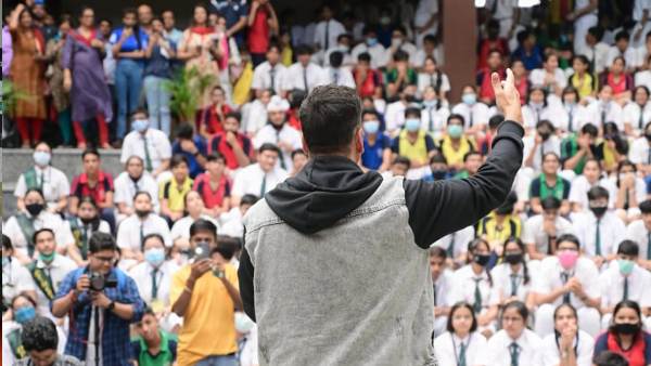 akshay-kumar-and-aanand-l-rai-raksha-bandhan-team-visit-kolkata-for-promotion-see-photos akshay-kumar-and-aanand-l-rai-raksha-bandhan-team-visit-kolkata-for-promotion-see-photos
