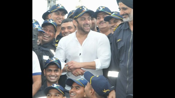 सलमान खान भारतीय नौसेना के साथ सलमान खान भारतीय नौसेना के साथ