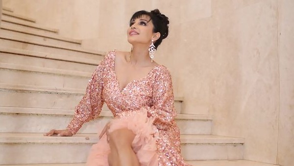 फ्लोरा सैनी बोल्ड फोटो