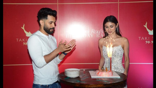 मीडिया के सामने काटा केक मीडिया के सामने काटा केक