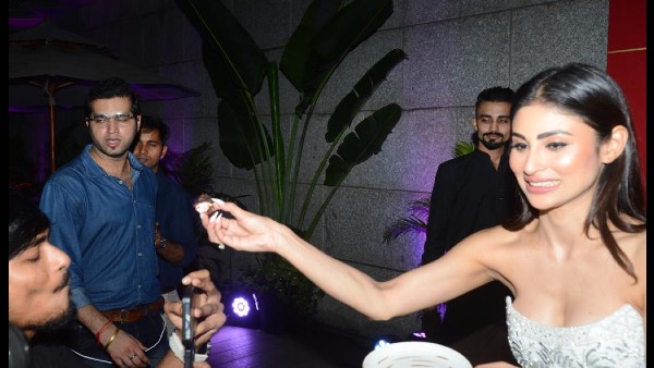 फोटोग्राफर्स को भी खिलाया केक फोटोग्राफर्स को भी खिलाया केक