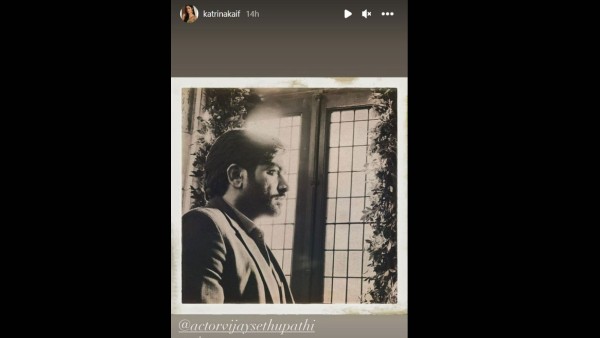 कैटरीना कैफ कई बड़े प्रोजेक्ट्स के लिए काम कर रही हैं। उन्होंने श्रीराम राघवन के निर्देशन में बन रही फिल्म मेरी क्रिसमस की भी शूटिंग शुरू कर दी है। इस फिल्म में कैटरीना कैफ के अलावा साउथ फिल्म इंडस्ट्री के सुपरस्टार विजय सेतुपति भी मुख्य किरदार निभा रहे हैं। कैटरीना कैफ ने फिल्म के सेट पर की कई तस्वीरें सोशल मीडिया पर शेयर की है। उन्होंने विजय सेतुपति की भी एक खास तस्वीर शेयर की है। इस तस्वीर में विजय सेतुपति पोज देते नजर आ रहे हैं। विजय सेतुपति की तस्वीर पर उन्होंने कैप्शन में लिखा है- यह मैंने ली है। कैटरीना की खींची तस्वीर में एक क्लैपबोर्ड नजर आ रहा है, जिस पर ‘मेरी क्रिसमस’ लिखा हुआ है। कैटरीना कैफ ने तस्वीर पर लिखा है, ‘वर्क, वर्क, वर्क। उन्होंने साथ ही श्रीराम राघवन की भी तस्वीर शेयर की है। वह कैमरे में देखते दिखाई दे रहे हैं। कैटरीना कैफ की ये तस्वीरें सोशल मीडिया पर धड़ल्ले से वायरल हो रही हैं। आपको बता दें कि श्रीराम राघवन ने इस फिल्म की घोषणा पिछले साल क्रिसमस के मौके पर की थी। इस फिल्म में पहली बार कैटरीना कैफ और विजय सेतुपति साथ नजर आएंगे। फिल्म को इसी साल 23 सितंबर को रिलीज किया जाएगा। बिग बजट फिल्मों में नजर आएंगी कैटरीना कैफ की झोली बड़े बैनर और बजट की फिल्मों से भरी हुई है। मेरी क्रिसमस के अलावा कैटरीना कैफ के हॉरर कॉमेडी फिल्म फोन भूत में सिद्धांत चतुर्वेदी और ईशान खट्टर के साथ दिखाई देंगी। यह फिल्म 4 नवंबर, 2022 को रिलीज होगी। इसके अलावा सलमान खान के साथ उनकी एक्शन थ्रिलर फिल्म टाइगर 3 आ रही है, जो 23 अप्रैल, 2023 को रिलीज होगी। कैटरीना कैफ कई बड़े प्रोजेक्ट्स के लिए काम कर रही हैं। उन्होंने श्रीराम राघवन के निर्देशन में बन रही फिल्म मेरी क्रिसमस की भी शूटिंग शुरू कर दी है। इस फिल्म में कैटरीना कैफ के अलावा साउथ फिल्म इंडस्ट्री के सुपरस्टार विजय सेतुपति भी मुख्य किरदार निभा रहे हैं। कैटरीना कैफ ने फिल्म के सेट पर की कई तस्वीरें सोशल मीडिया पर शेयर की है। उन्होंने विजय सेतुपति की भी एक खास तस्वीर शेयर की है। इस तस्वीर में विजय सेतुपति पोज देते नजर आ रहे हैं। विजय सेतुपति की तस्वीर पर उन्होंने कैप्शन में लिखा है- यह मैंने ली है। कैटरीना की खींची तस्वीर में एक क्लैपबोर्ड नजर आ रहा है, जिस पर ‘मेरी क्रिसमस’ लिखा हुआ है। कैटरीना कैफ ने तस्वीर पर लिखा है, ‘वर्क, वर्क, वर्क। उन्होंने साथ ही श्रीराम राघवन की भी तस्वीर शेयर की है। वह कैमरे में देखते दिखाई दे रहे हैं। कैटरीना कैफ की ये तस्वीरें सोशल मीडिया पर धड़ल्ले से वायरल हो रही हैं। आपको बता दें कि श्रीराम राघवन ने इस फिल्म की घोषणा पिछले साल क्रिसमस के मौके पर की थी। इस फिल्म में पहली बार कैटरीना कैफ और विजय सेतुपति साथ नजर आएंगे। फिल्म को इसी साल 23 सितंबर को रिलीज किया जाएगा। बिग बजट फिल्मों में नजर आएंगी कैटरीना कैफ की झोली बड़े बैनर और बजट की फिल्मों से भरी हुई है। मेरी क्रिसमस के अलावा कैटरीना कैफ के हॉरर कॉमेडी फिल्म फोन भूत में सिद्धांत चतुर्वेदी और ईशान खट्टर के साथ दिखाई देंगी। यह फिल्म 4 नवंबर, 2022 को रिलीज होगी। इसके अलावा सलमान खान के साथ उनकी एक्शन थ्रिलर फिल्म टाइगर 3 आ रही है, जो 23 अप्रैल, 2023 को रिलीज होगी।