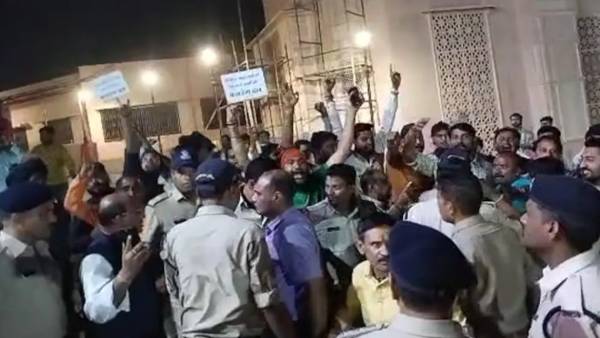 ranbir-kapoor-alia-bhatt-avoid-visiting-ujjain-temple-amid-protests-ayan-mukerji-visits-temple-alone