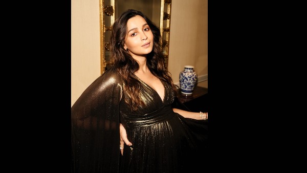 गोल्डन गाउन में दिखीं आलिया