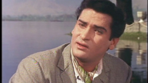 पृथ्वी थिएटर में मिली पहली नौकरी :