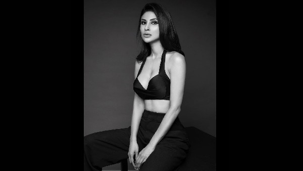 सोशल मीडिया पर एक्टिव रहती हैं मौनी