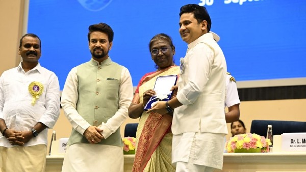 बेस्ट गीतकार मनोज मुंतशिर