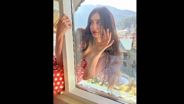 मेरे सामने वाली खिड़की