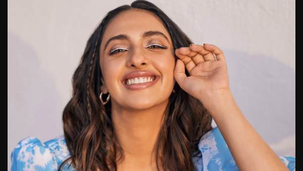 Q. 'मोनिका ओ माय डार्लिंग' की सफलता का जश्न कैसे मना रही हैं?