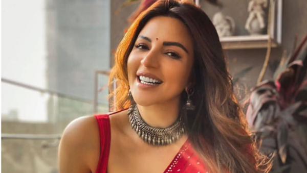 फैंस के साथ शेयर करती हैं बोल्ड कंटेंट 