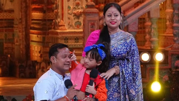 माता-पिता के साथ गुंजन सिन्हा