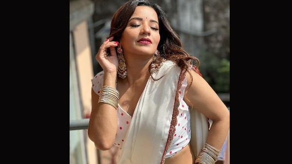 मोनालिसा का सेक्सी लुक