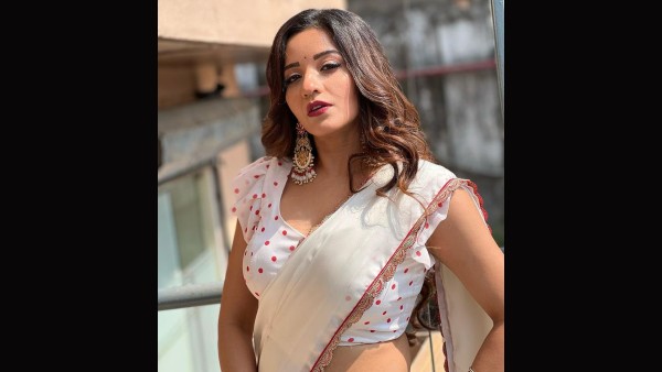 सेक्सी मोनालिसा साड़ी लुक