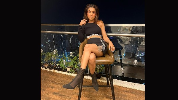 निया का सेक्सी लुक