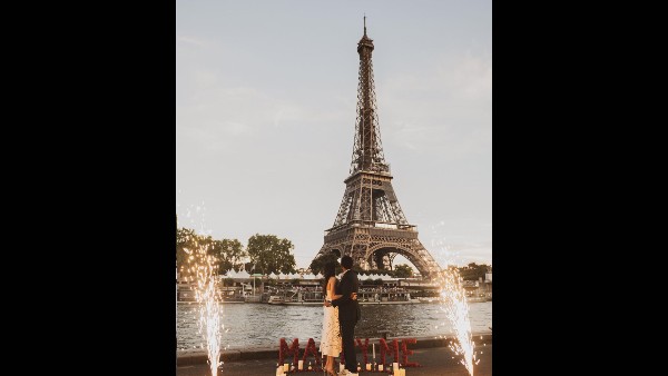 एफिल टावर के सामने किया प्रपोज एफिल टावर के सामने किया प्रपोज