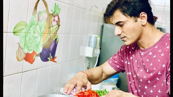 परिवार के लिए खाना बनाते हुए सिद्धांत वीर सूर्यवंशी परिवार के लिए खाना बनाते हुए सिद्धांत वीर सूर्यवंशी