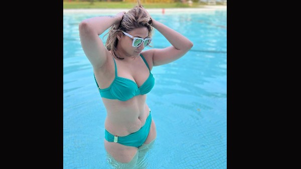 उर्वशी ढोलकिया सेक्सी फोटो