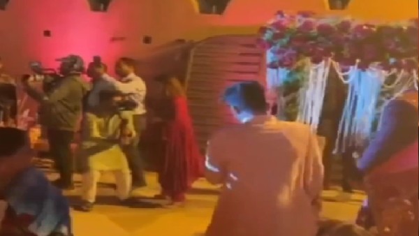 धूम धाम से पहुंचीं मंडप में