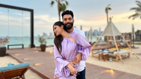 रोमांटिक वेकेशन इंजॉय कर रहा है कपल