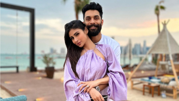 पति की बाहों में खोईं मौनी 