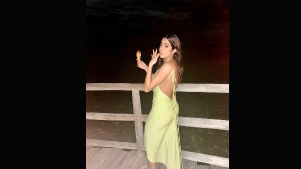 बैकलेस में जान्हवी