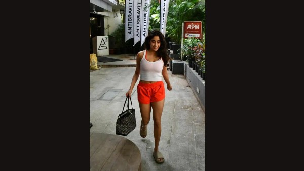 जाह्नवी कपूर का रेड हॉट अवतार :