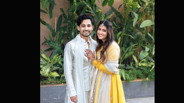 दिया पोज