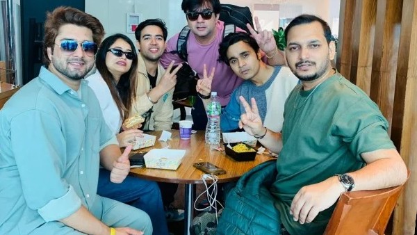 शादी में अपने दोस्तों के साथ परितोष शादी में अपने दोस्तों के साथ परितोष