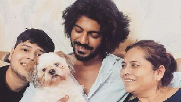 मोबाइल फोन और कपड़े जब्त