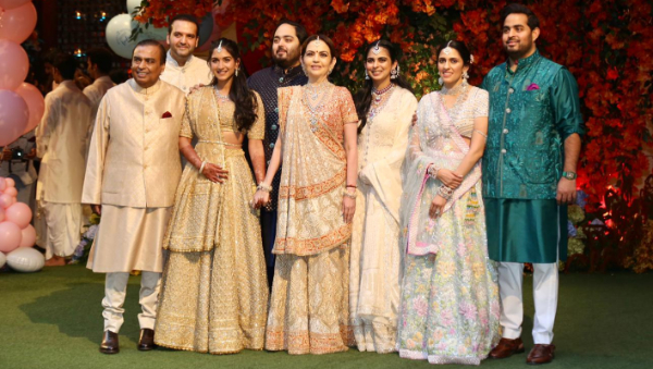 नीता ने थामा राधिका का हाथ