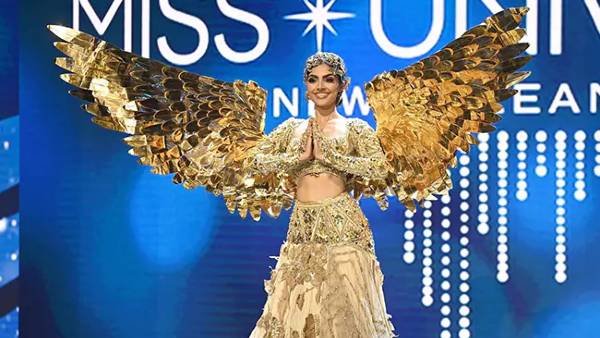 सोने की चिड़िया बन स्टेज पर पहुंची