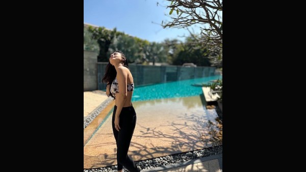 दिए ऐसे पोज