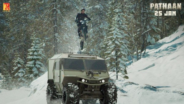 ‘पठान’ की तस्वीरें हो रही हैं वायरल :