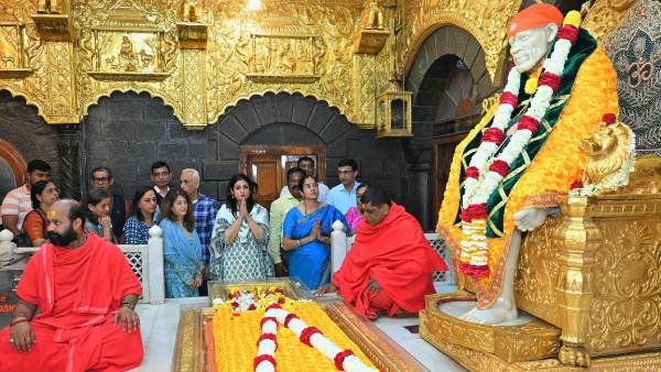 raveena-tandon-visits-shirdi-sai-baba-temple-seeks-blessings-see-photos